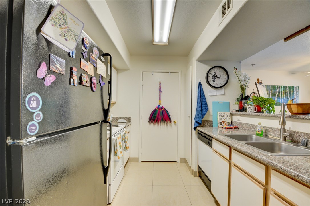 2300 East Silverado Ranch Boulevard 2111 Property Photo 17