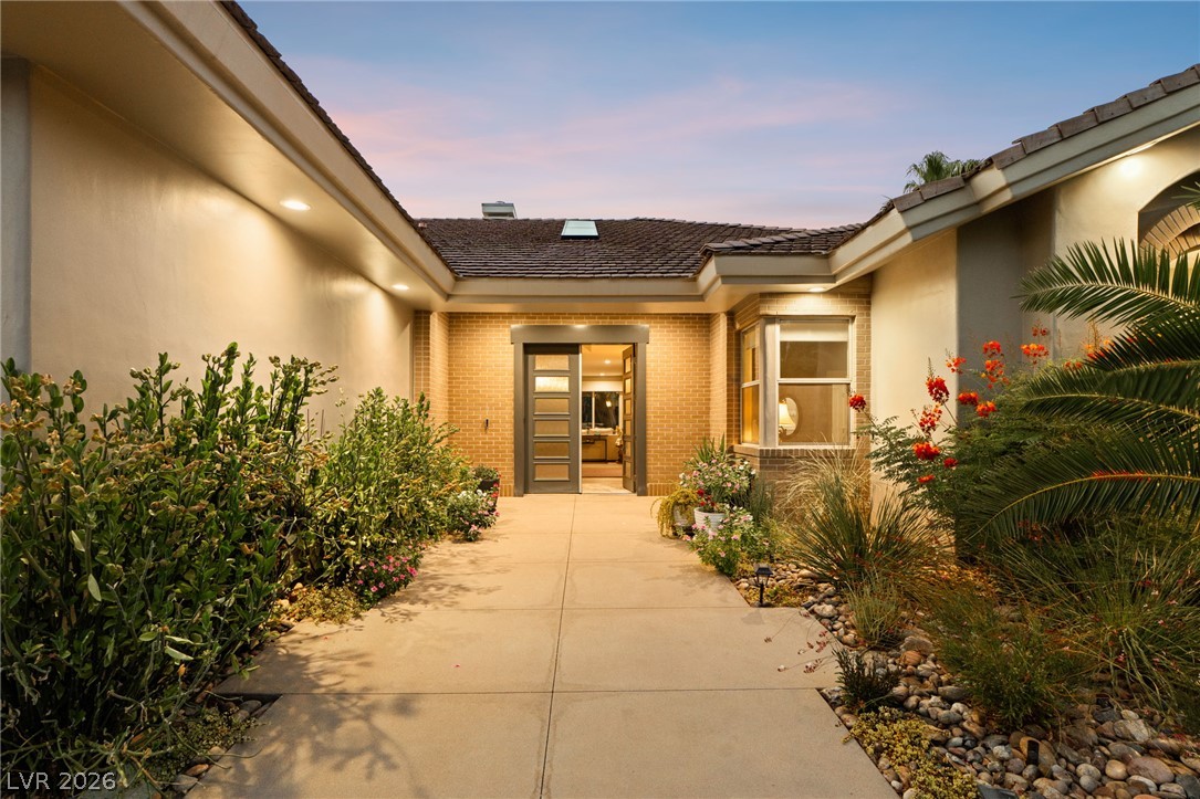 2227 Versailles Court Property Photo 1