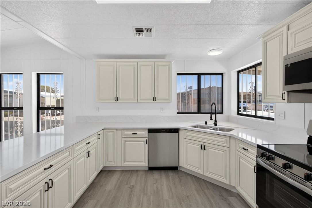 5048 Royal Avenue Property Photo 4