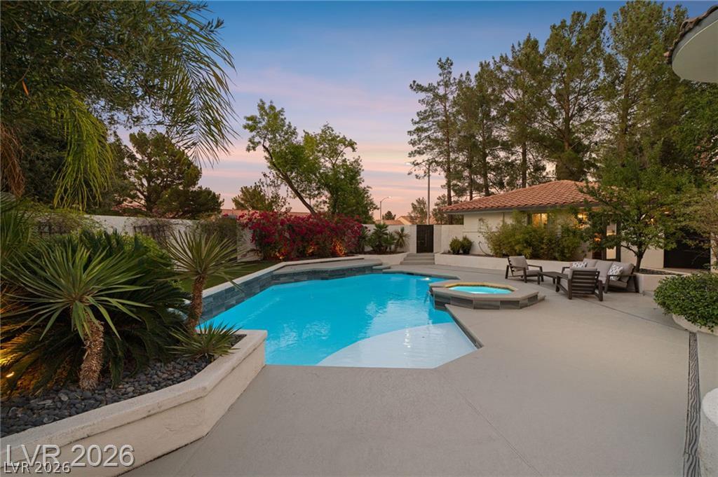 2233 Versailles Court Property Photo 4