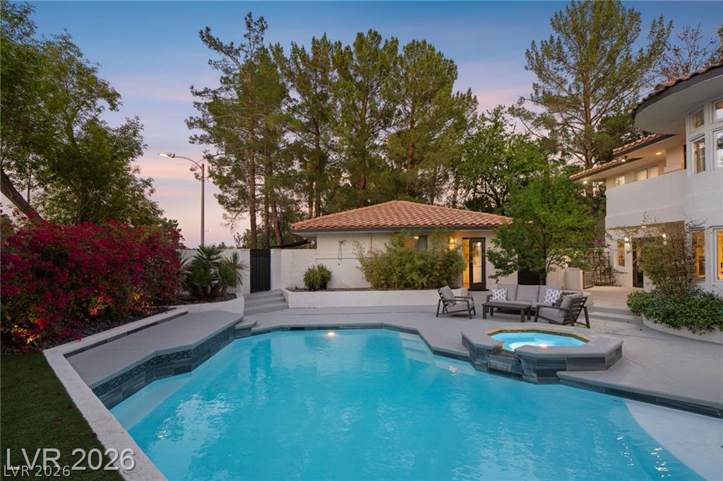 2233 Versailles Court Property Photo 6