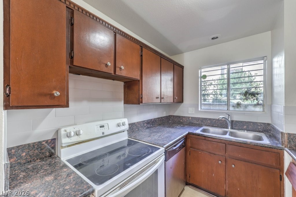 5047 Spencer Street B Property Photo 9