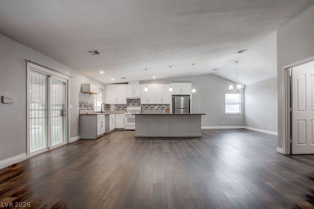 1800 North Torrey Pines Drive Property Photo 6