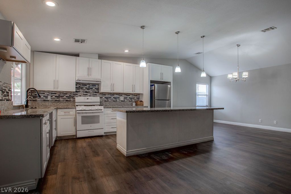 1800 North Torrey Pines Drive Property Photo 15