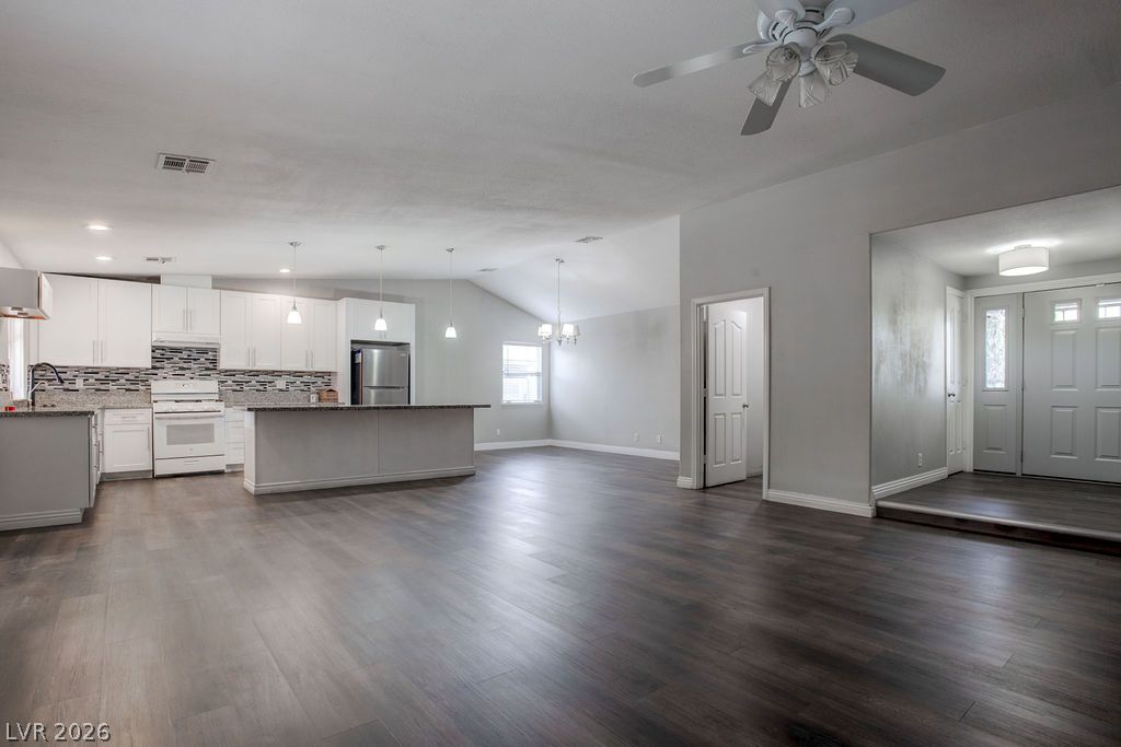 1800 North Torrey Pines Drive Property Photo 25