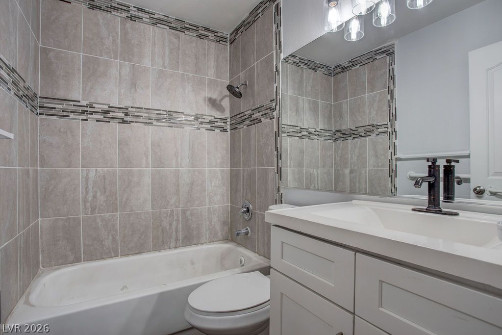 1800 North Torrey Pines Drive Property Photo 26