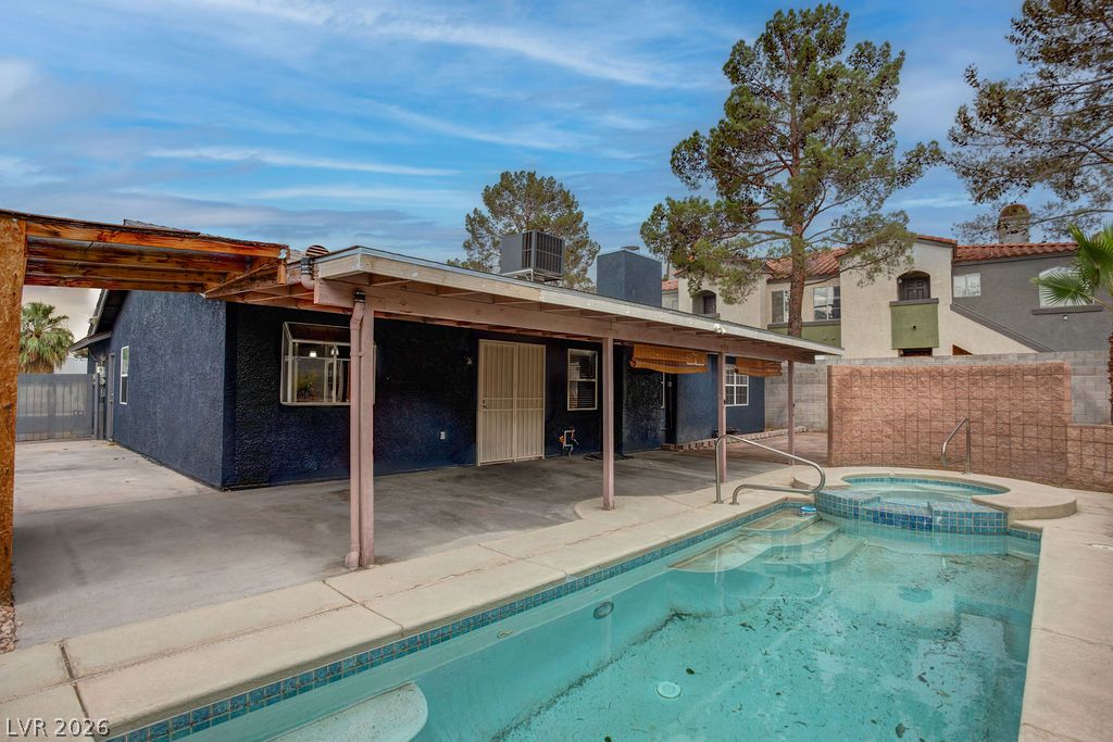 1800 North Torrey Pines Drive Property Photo 30