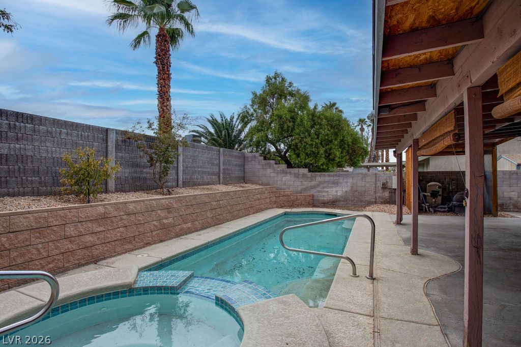 1800 North Torrey Pines Drive Property Photo 31