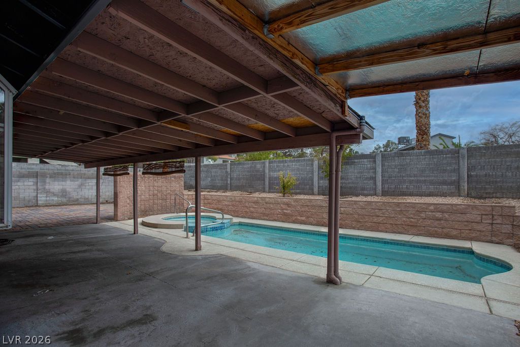 1800 North Torrey Pines Drive Property Photo 32