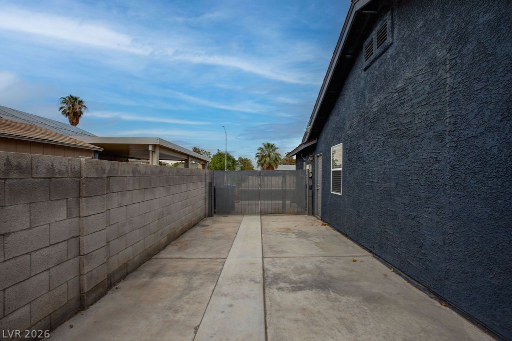 1800 North Torrey Pines Drive Property Photo 34