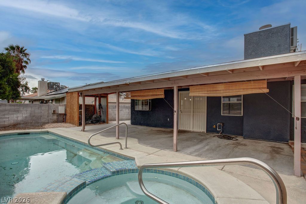 1800 North Torrey Pines Drive Property Photo 37
