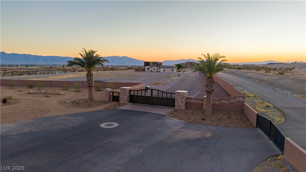 5985 East Spring Mountain Boulevard Property Photo 3