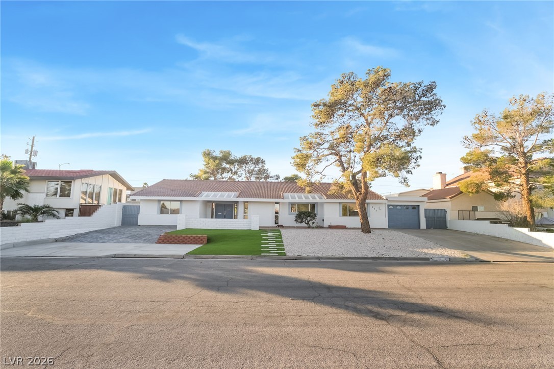 611 East Fairway Road Property Photo 4