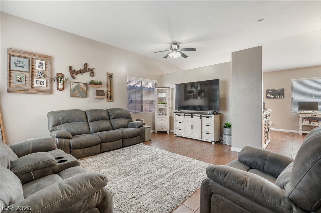 330 Desert Knolls Street Property Photo 6
