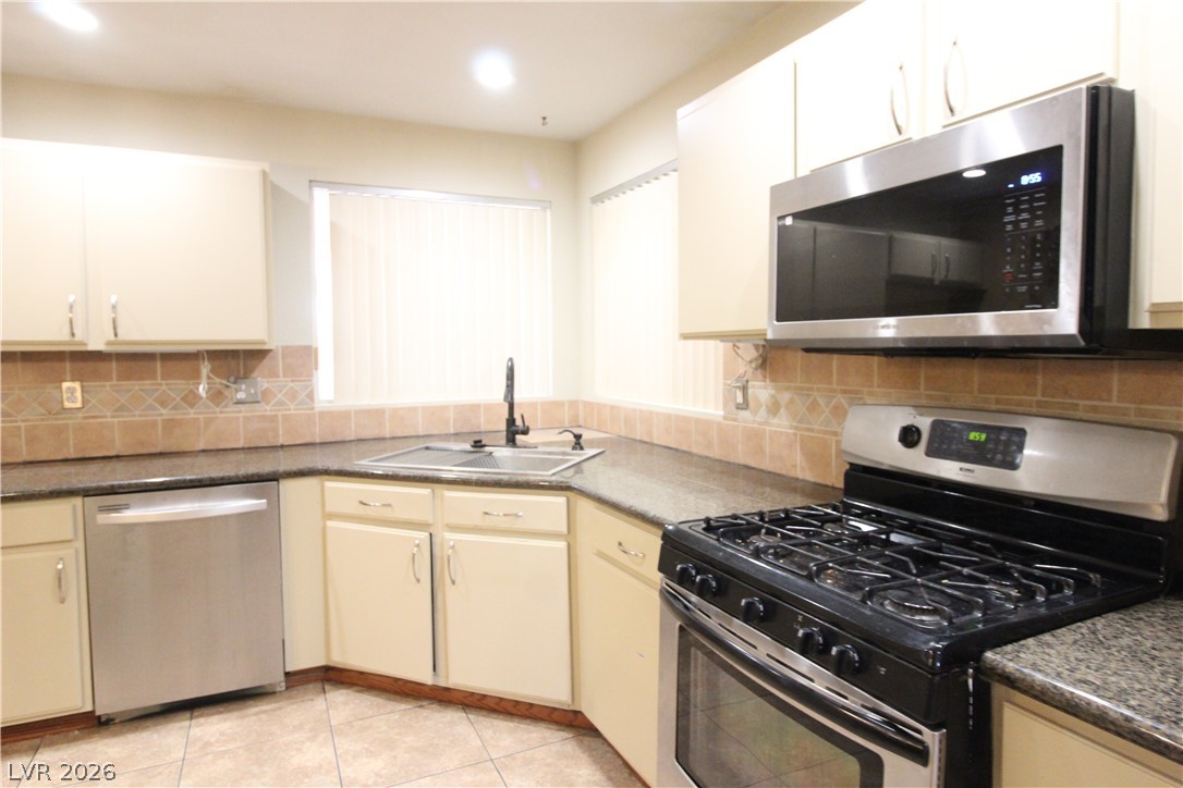 7721 Beach Falls Court Property Photo 4