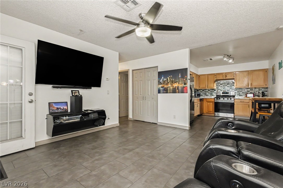 2121 Petersham Court B Property Photo 3