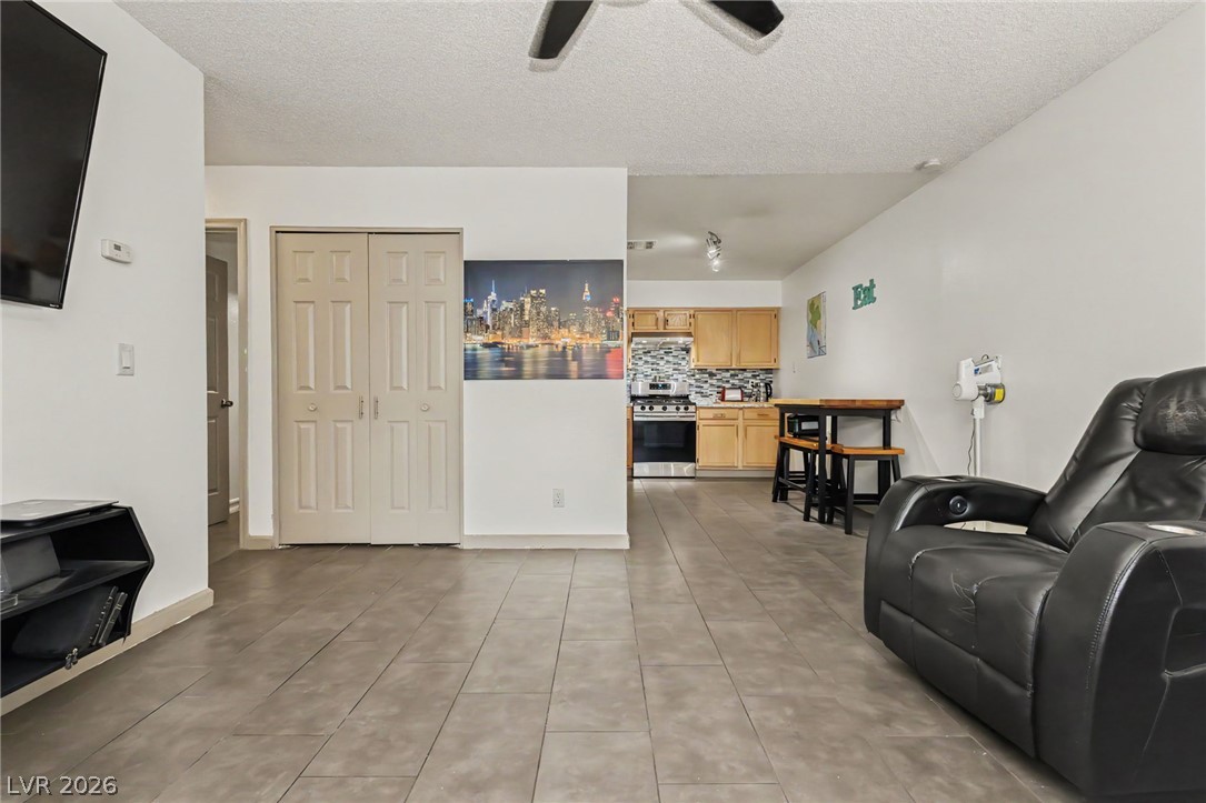 2121 Petersham Court B Property Photo 4