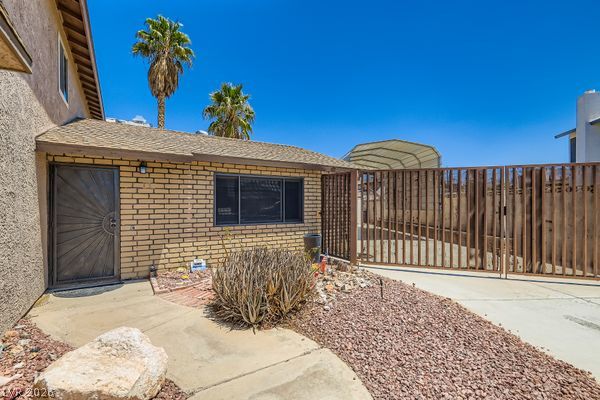 733 Strawberry Place Property Photo 3