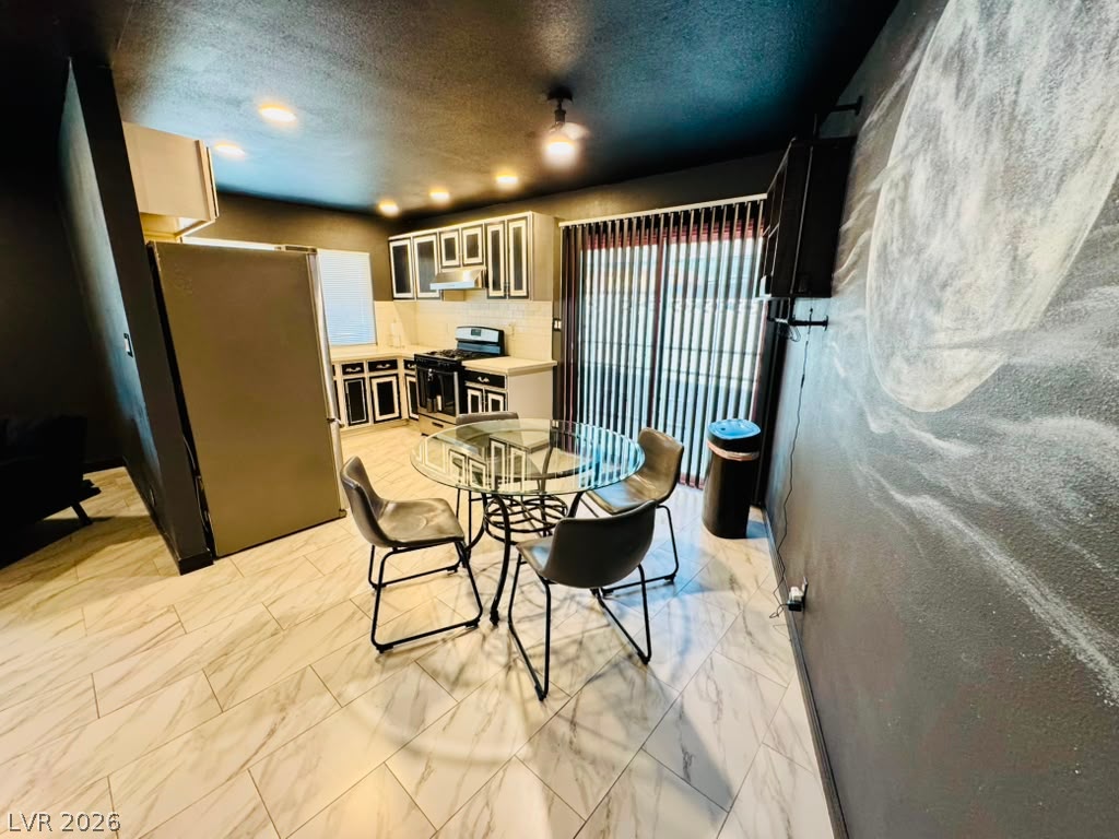 4672 Newton Drive Property Photo 4