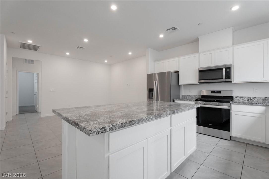 902 Bronzite Street Property Photo 14