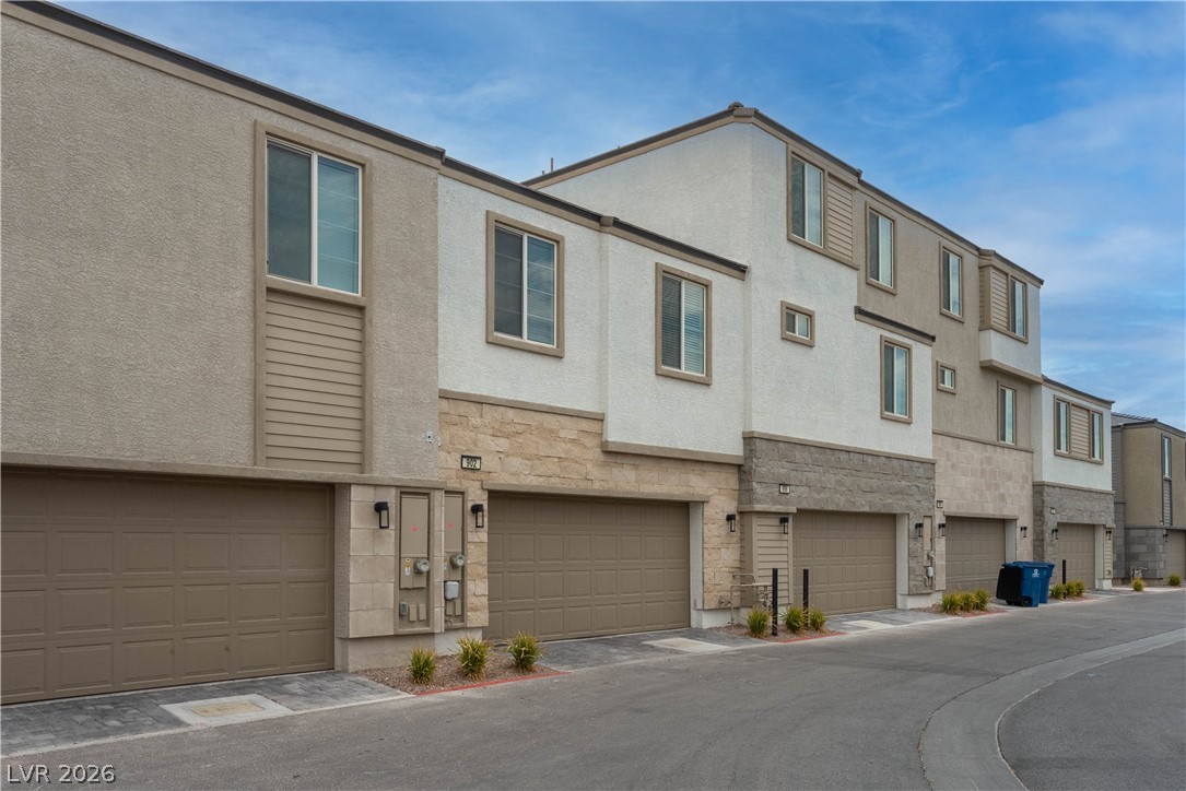 902 Bronzite Street Property Photo 38