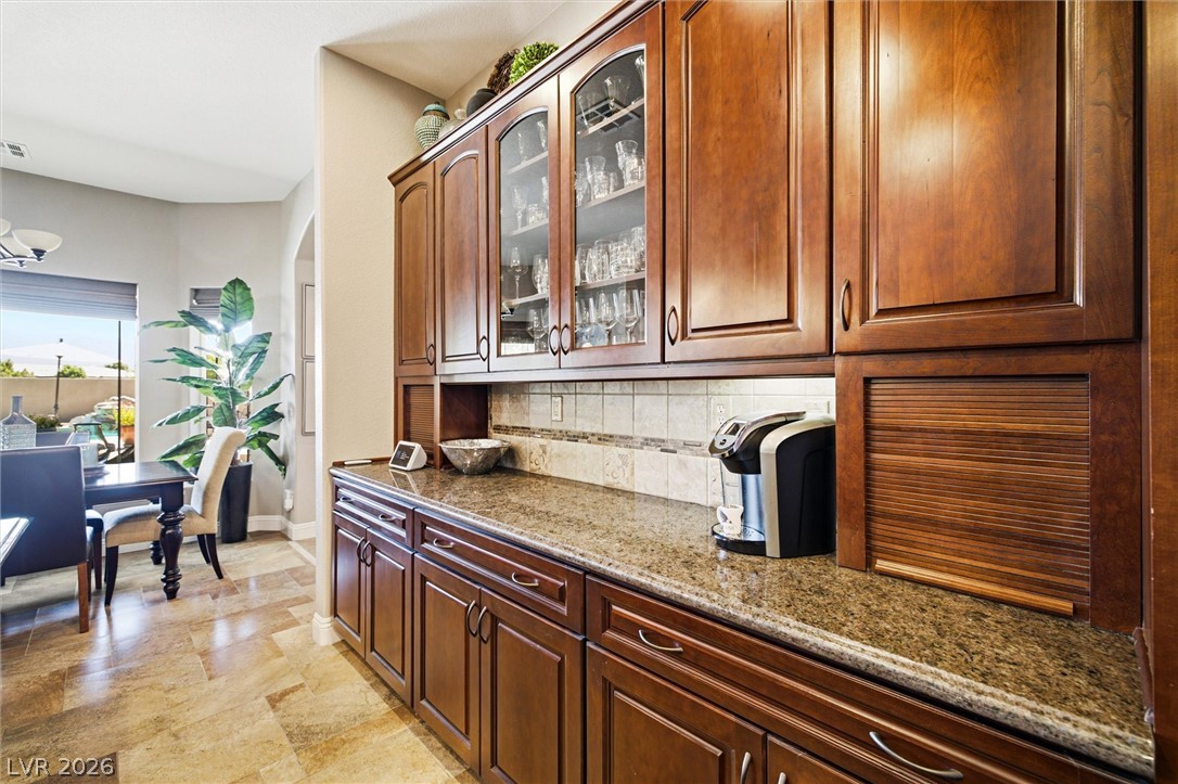 6671 Greenbriar Court Property Photo 24