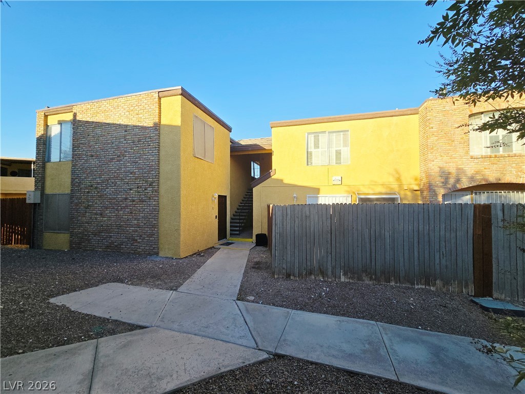 1534 Hialeah Drive D Property Photo 3