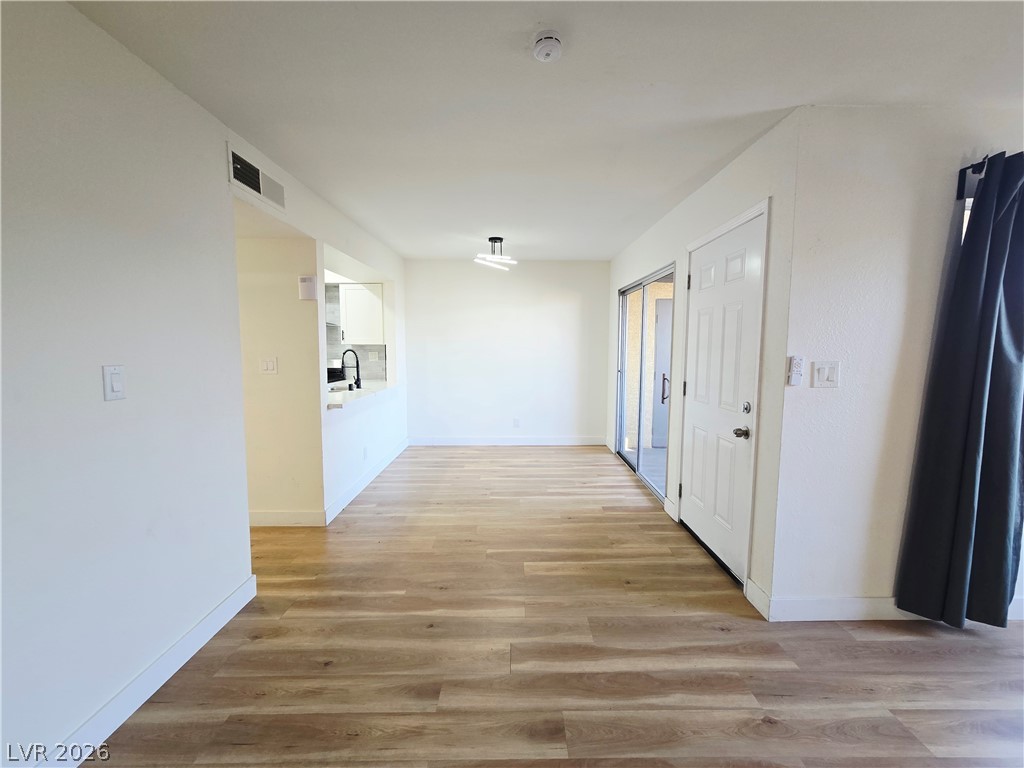 1534 Hialeah Drive D Property Photo 9