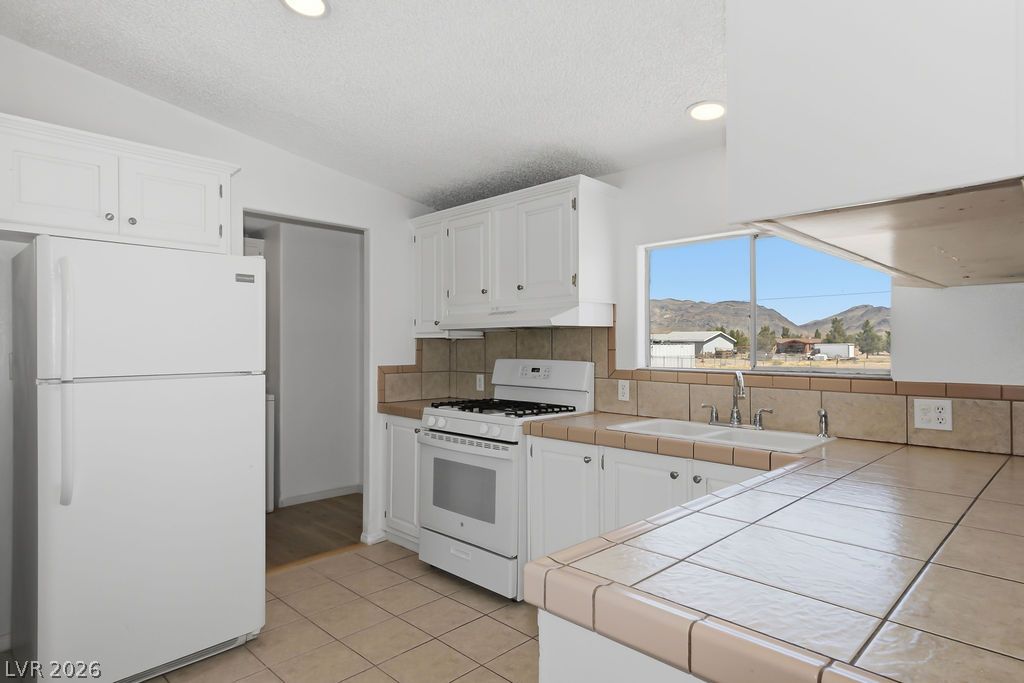 4550 West Horn Road Property Photo 8