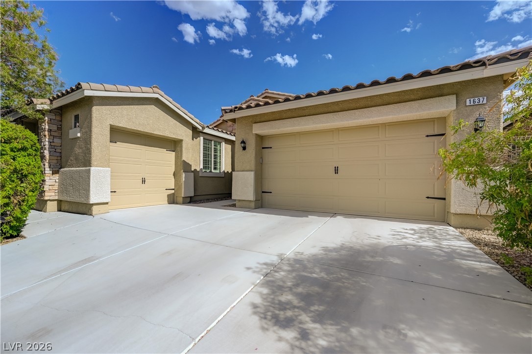 1637 Blue Cliffs Avenue Property Photo 3