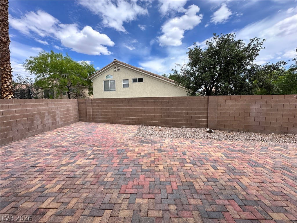 2024 Shining Feather Lane Property Photo 10