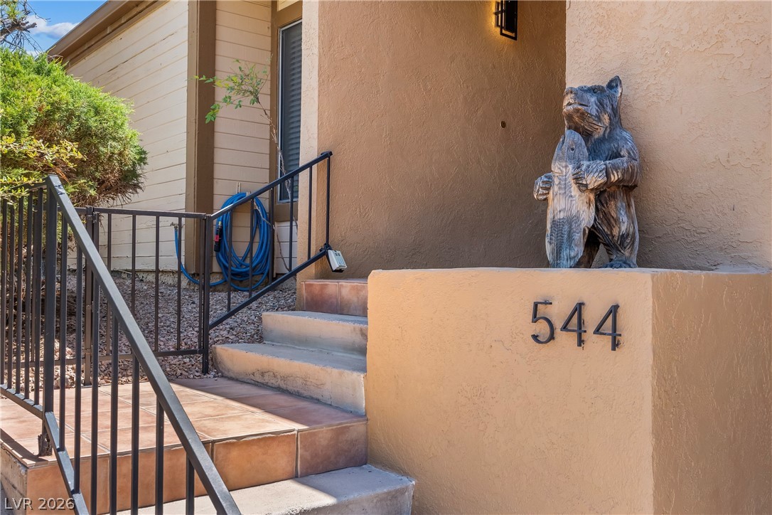 544 Greenbriar Place Property Photo 2