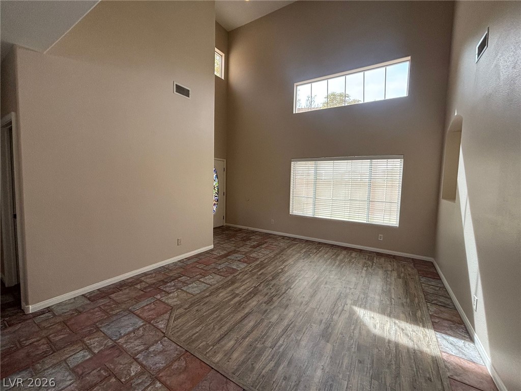 8585 Ebony Hills Way Property Photo 5