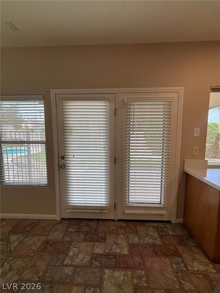 8585 Ebony Hills Way Property Photo 13