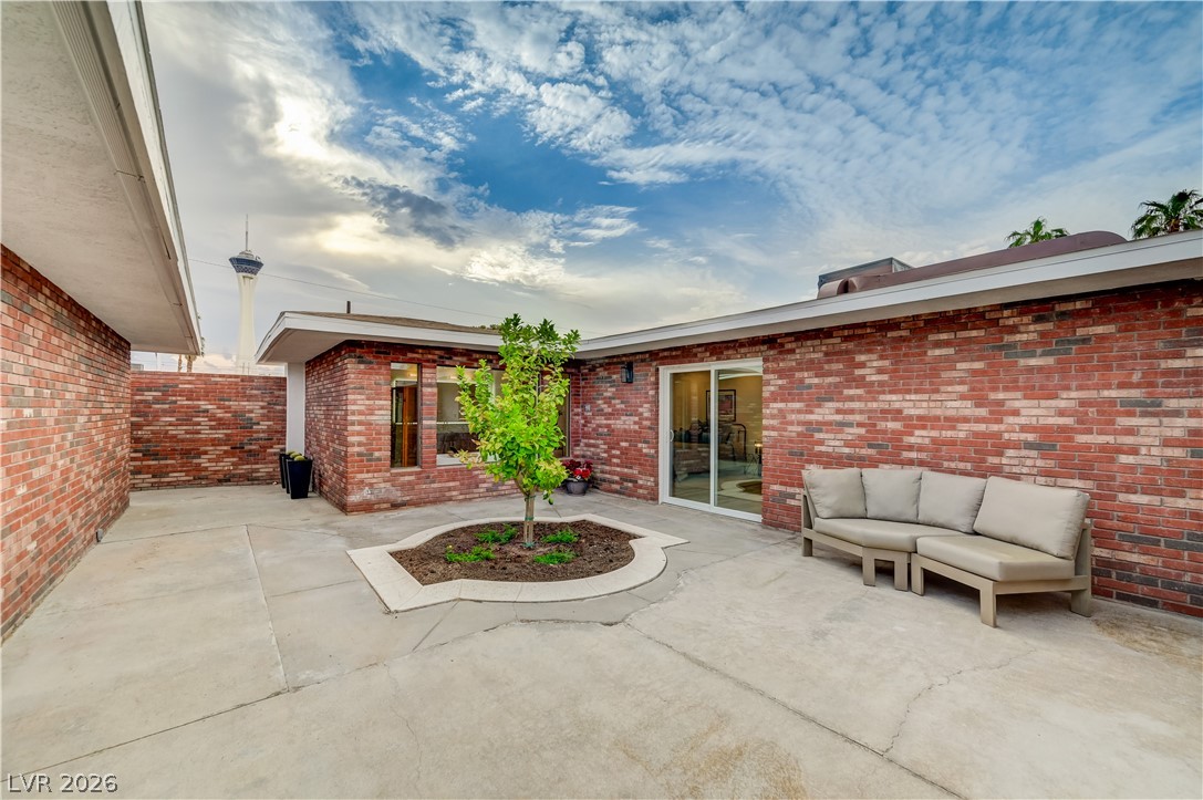 2101 Santiago Street Property Photo 8