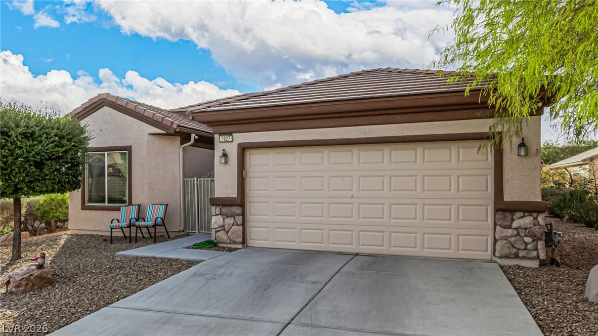7927 Crested Starling Court Property Photo 3