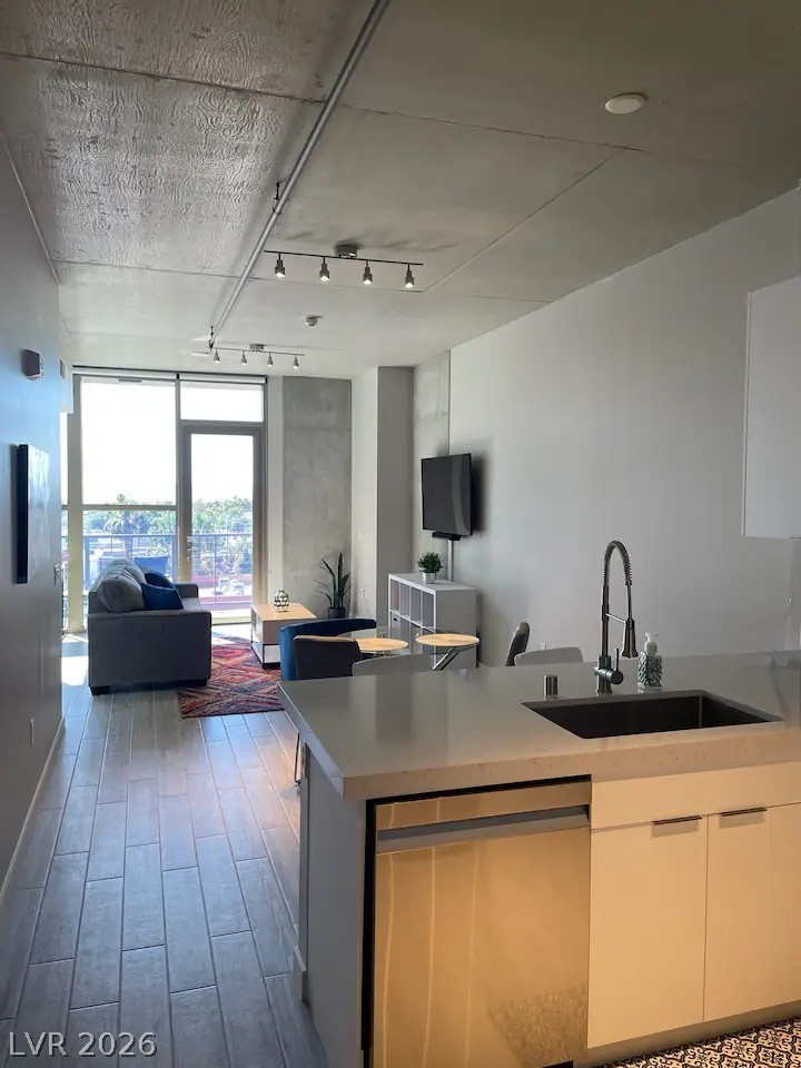 2810018 Property Photo 3