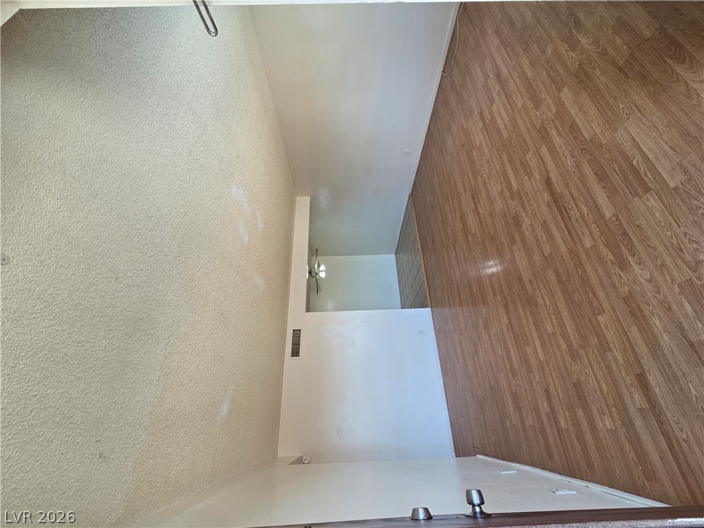 595 Royal Crest 19 Property Photo 5
