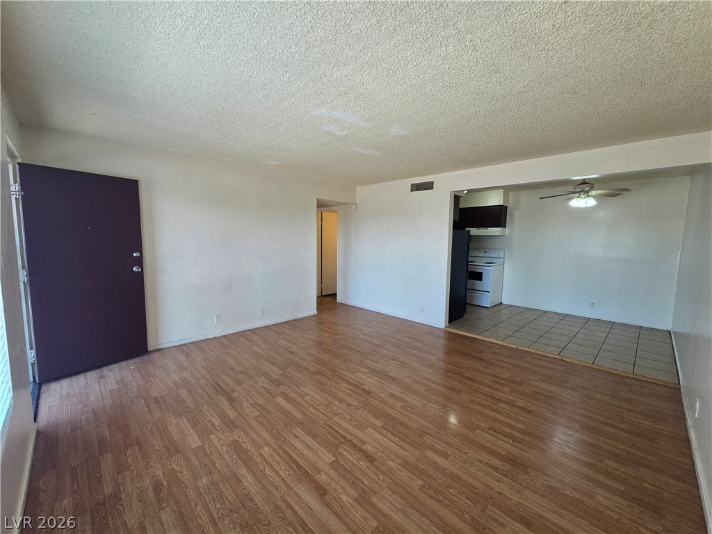 595 Royal Crest 19 Property Photo 7