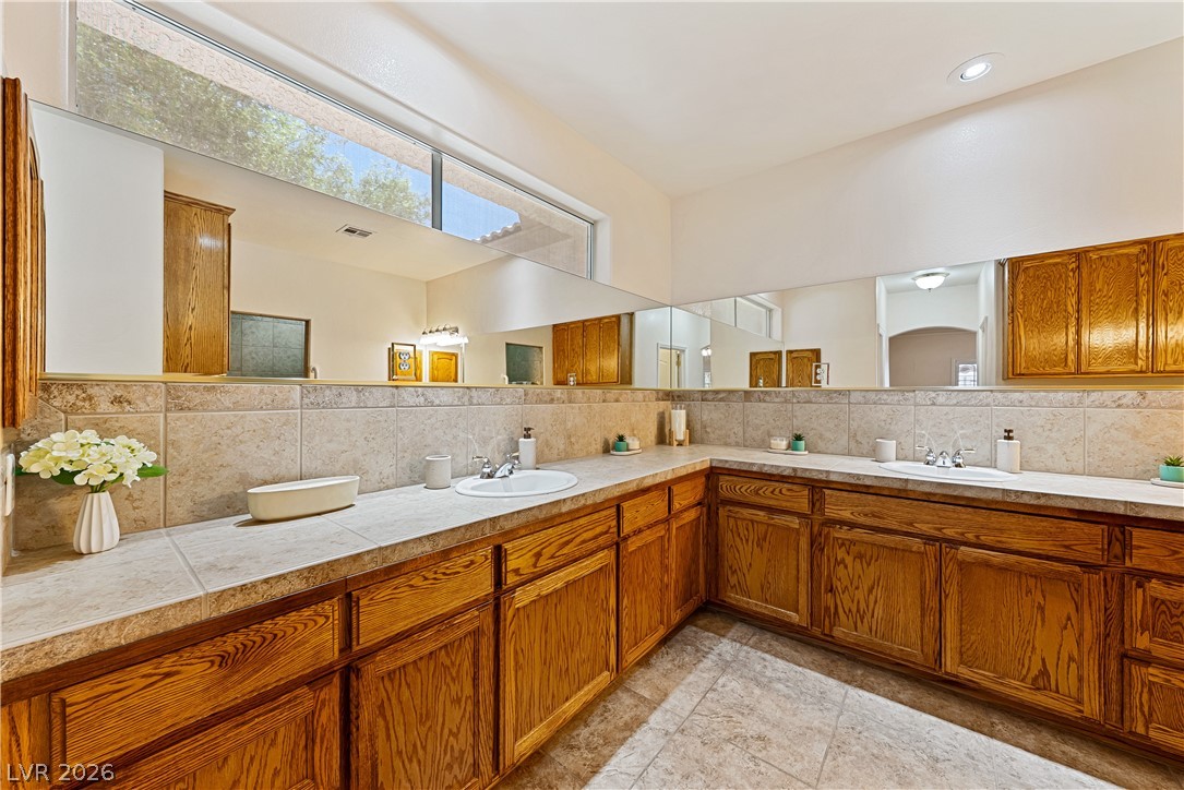 2201 Valentine Avenue Property Photo 24