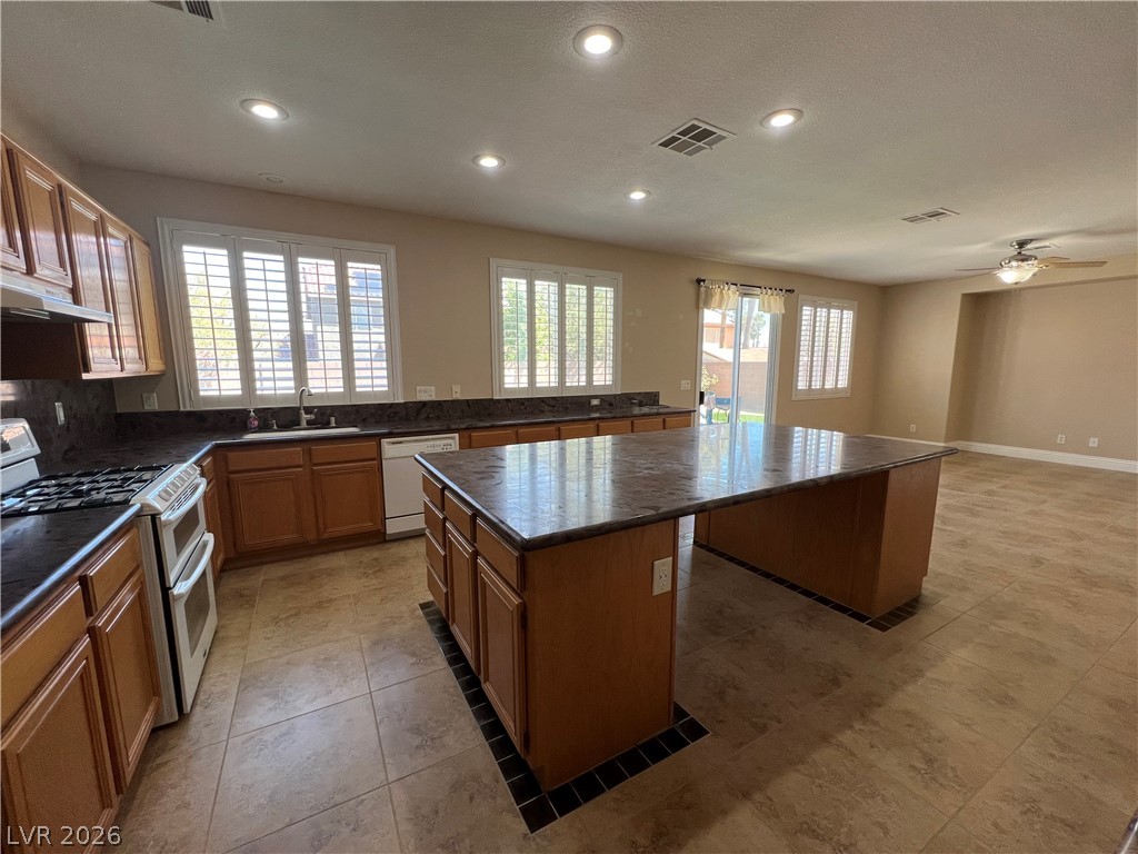196 Golden Crown Avenue Property Photo 4