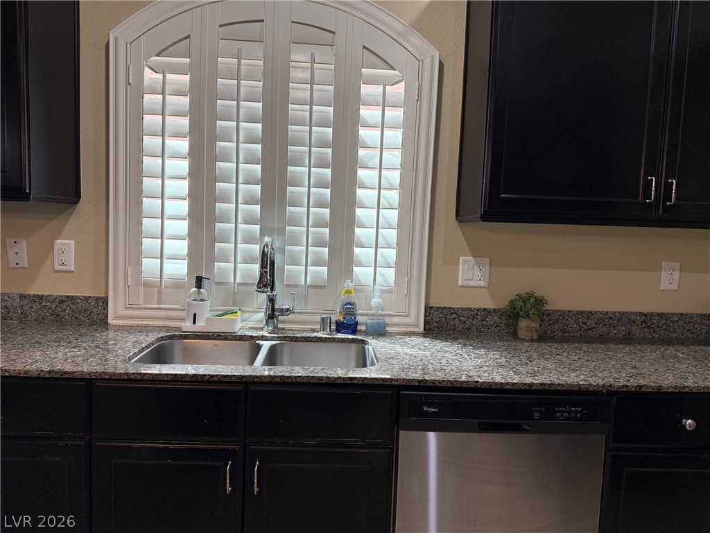 6073 Crown Palms Avenue Property Photo 11