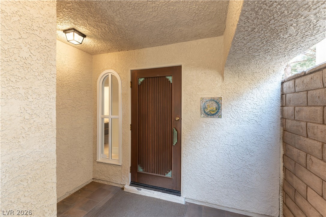 2845 Queens Courtyard Drive Property Photo 3
