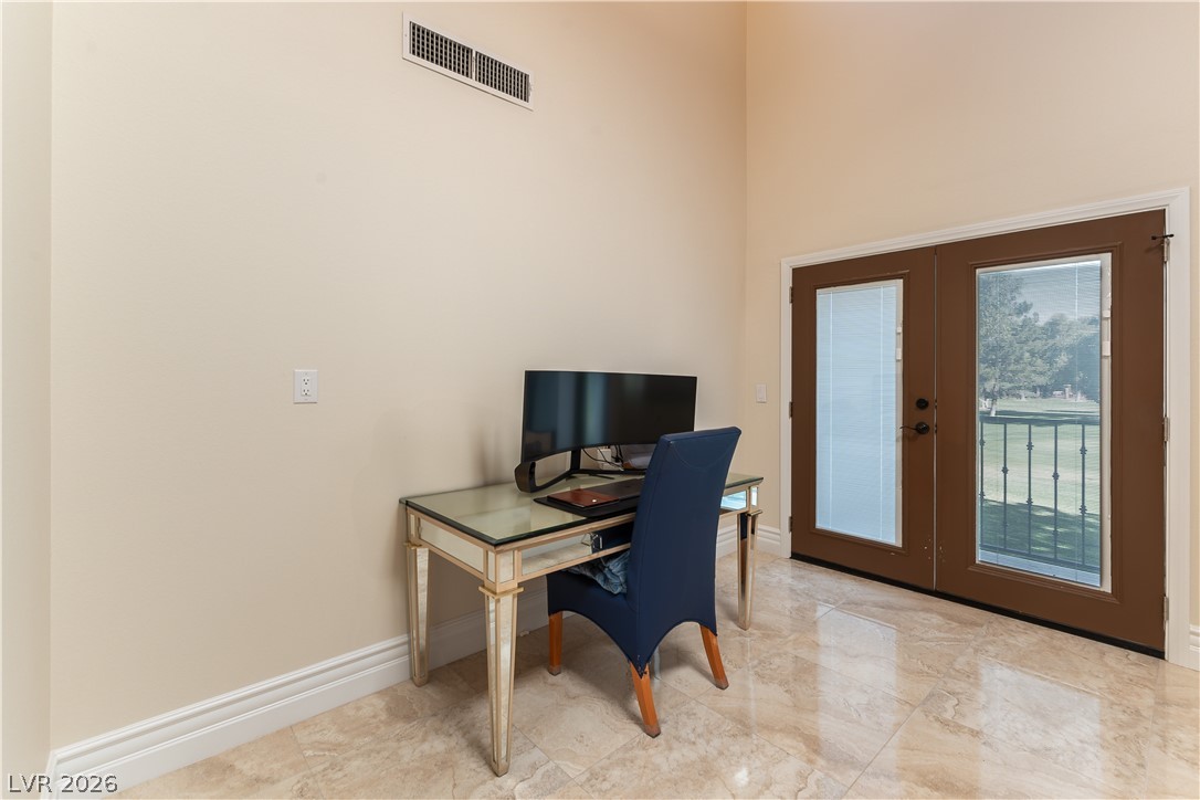 2845 Queens Courtyard Drive Property Photo 14