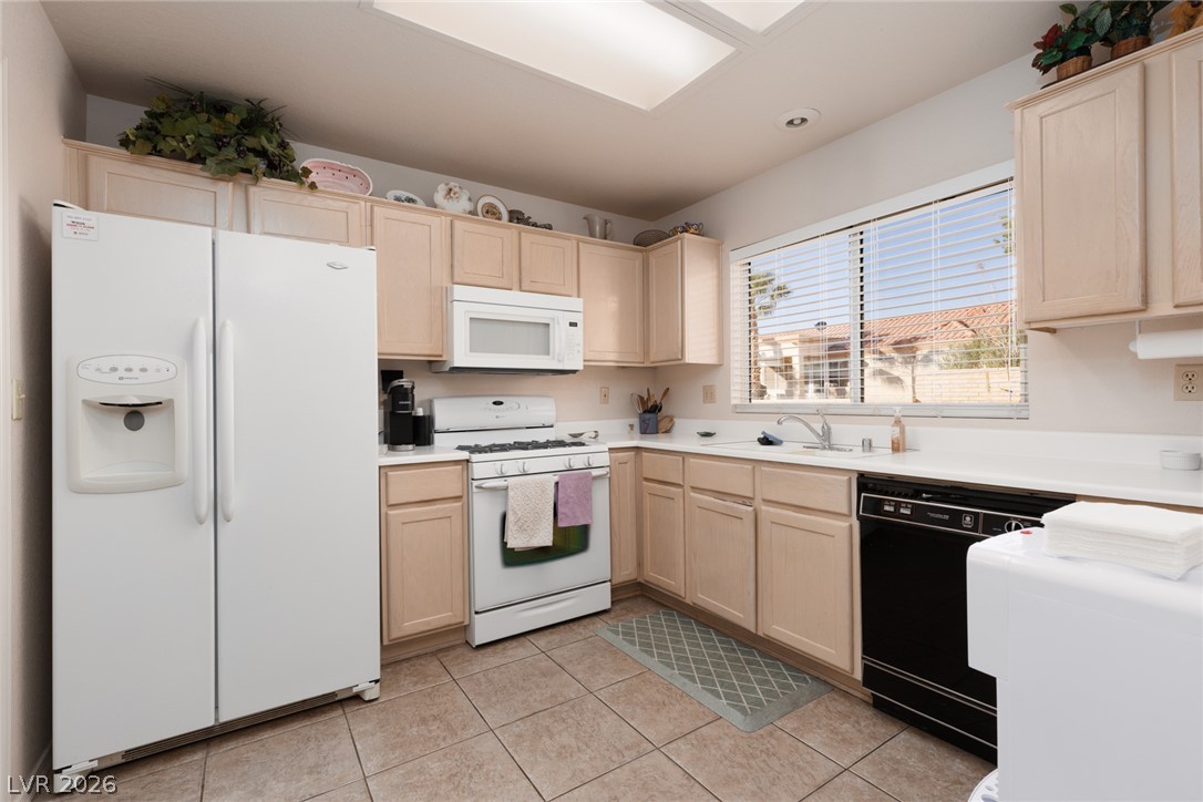 2409 Desert Sands Drive Property Photo 8