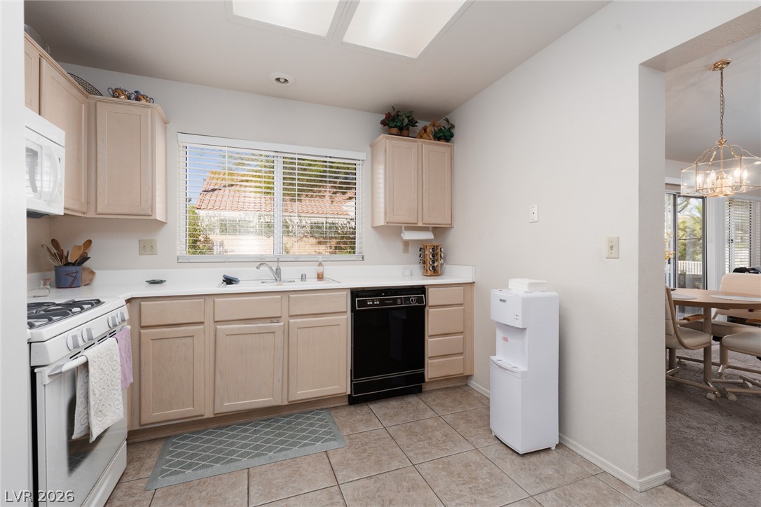 2409 Desert Sands Drive Property Photo 9