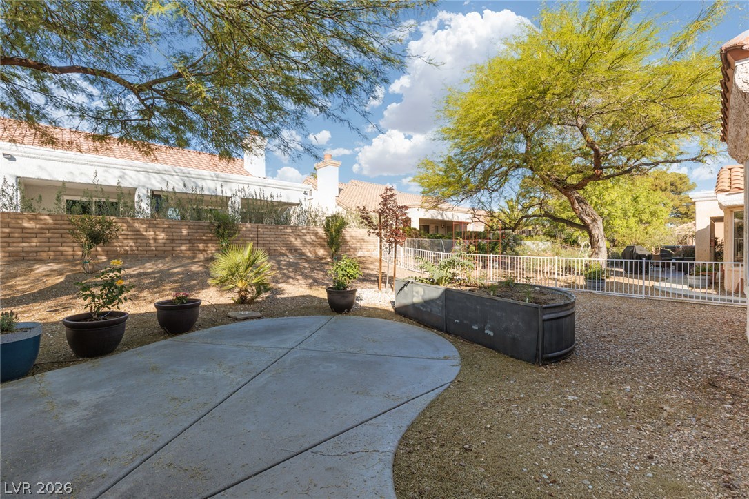 2409 Desert Sands Drive Property Photo 18
