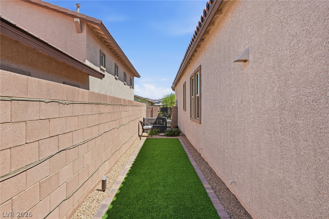 689 Corelli Cove Street Property Photo 46