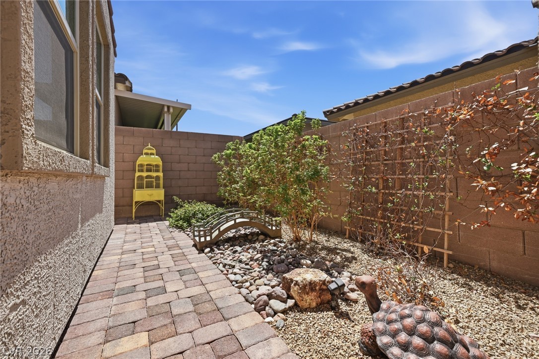 689 Corelli Cove Street Property Photo 48