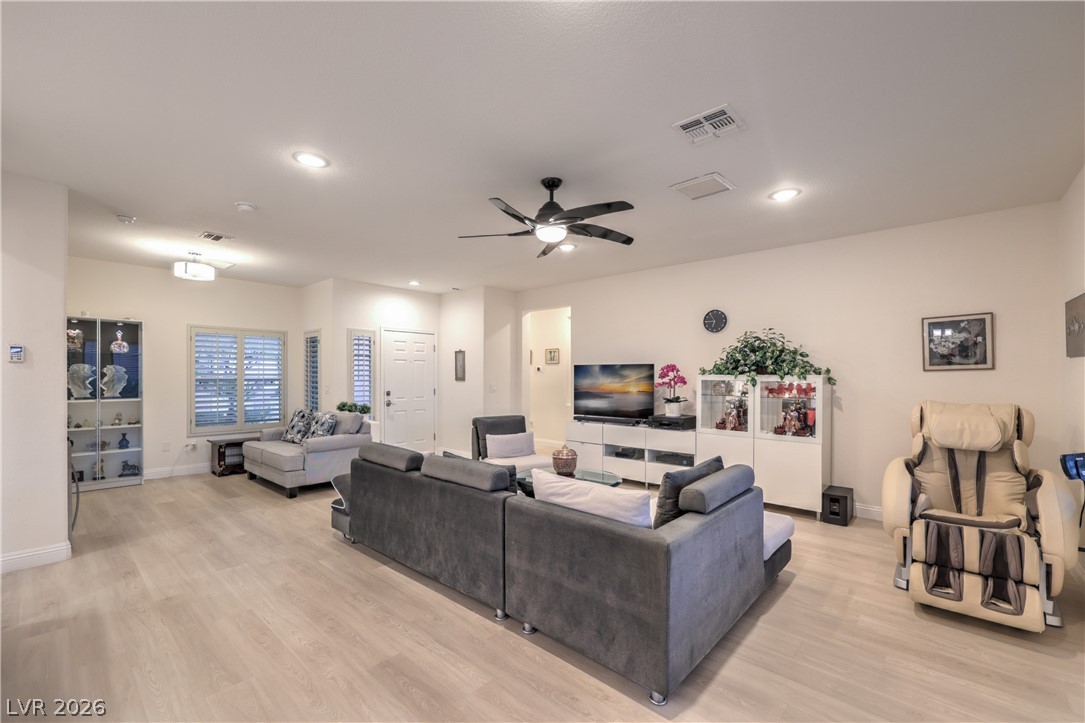 2562 Grandville Avenue Property Photo 8
